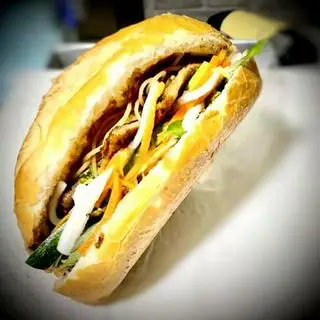 Hình ảnh Bánh mì bì sốt chay đặc biệt