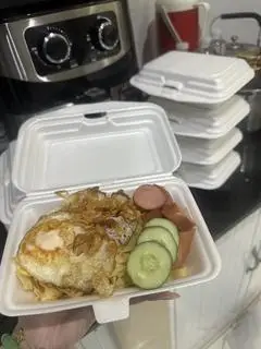 Hình ảnh mỳ trộn indo trứng topping cá viên chiên 