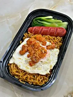 Hình ảnh Mì trộn trứng xúc xích tóp mỡ