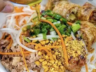 Hình ảnh Bún thịt xào - chả giò