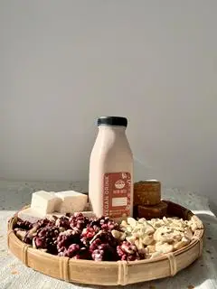 Hình ảnh Sữa hạt óc chó đỏ - điều - khoai môn