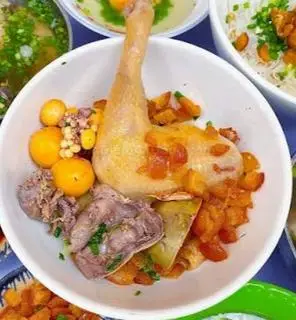 Hình ảnh Hủ tíu sa đéc nguyên đùi gà nước lèo