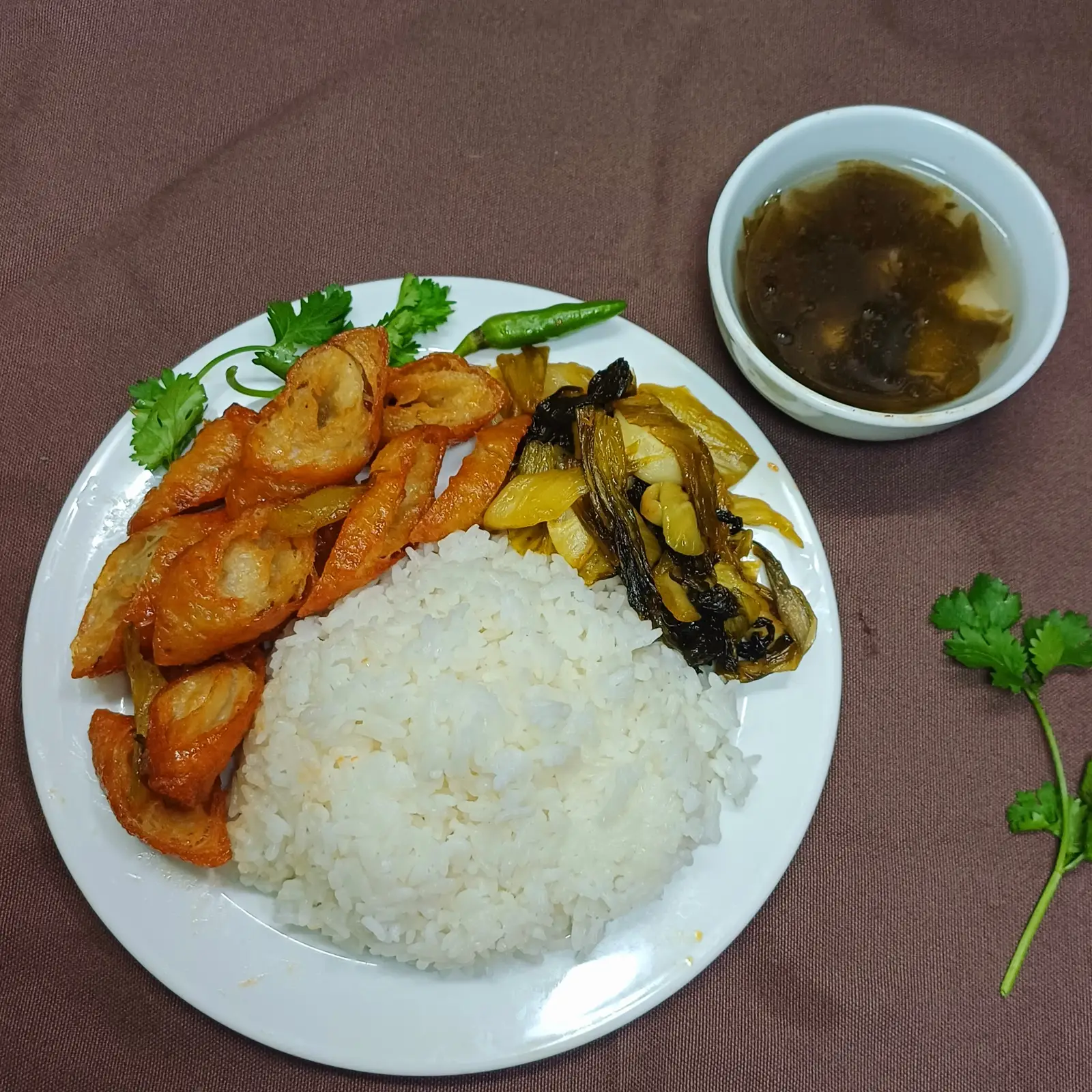 Hình ảnh CƠM CHAY RUỘT NON XÀO CẢI CHUA