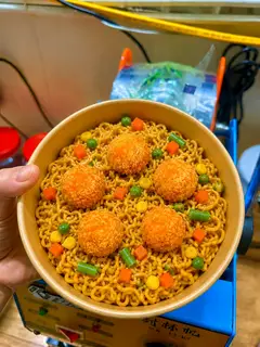 Hình ảnh Mì trộn viên phô mai hải sản