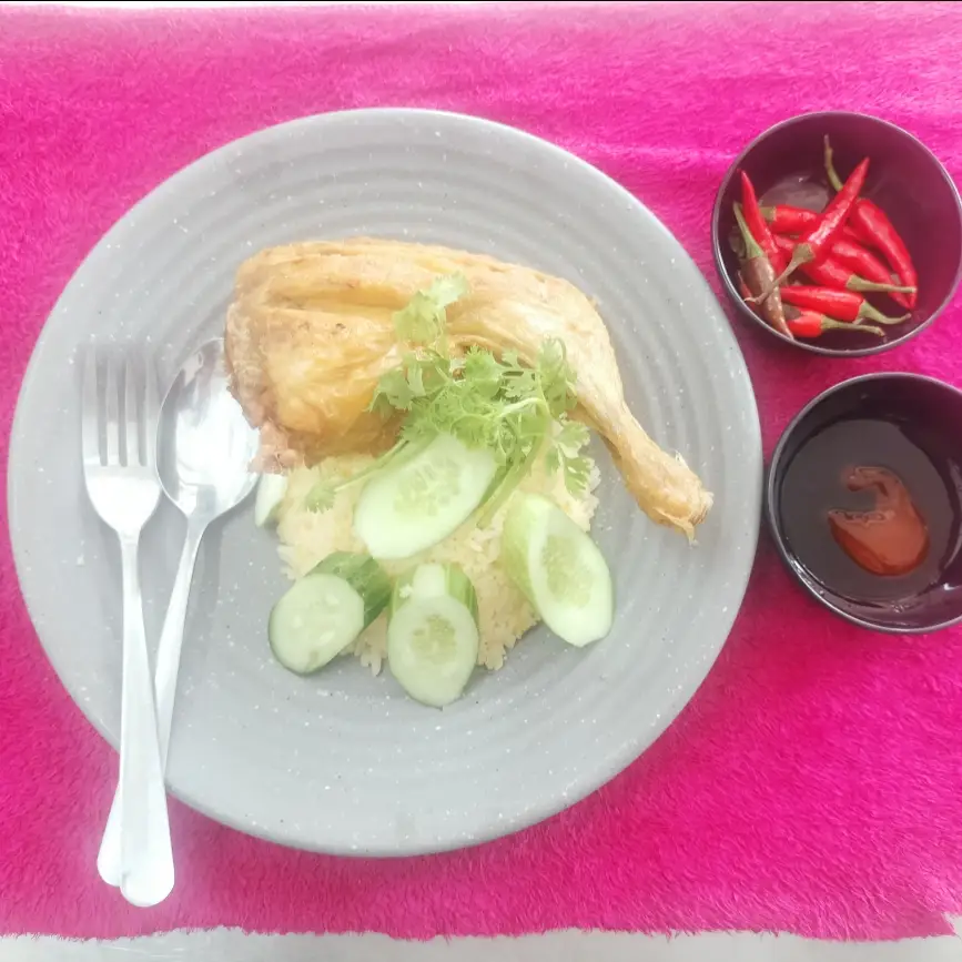 Hình ảnh Cơm gà xối mỡ -  đùi gốc tư lớn
