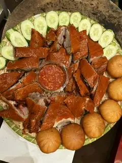 Hình ảnh Vịt quay da giòn nguyên con