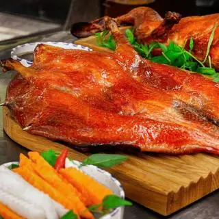 Hình ảnh vịt quay da giòn nguyên con