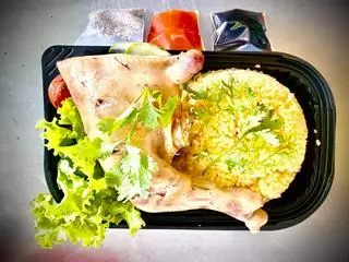 Hình ảnh Cơm gà luộc lớn