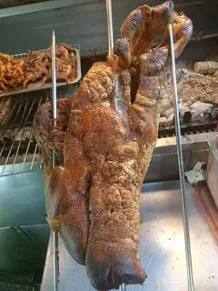 Hình ảnh má heo nướng da giòn 1/2 đầu to 