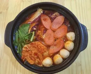 Hình ảnh Mỳ chua cay xúc xích cá viên