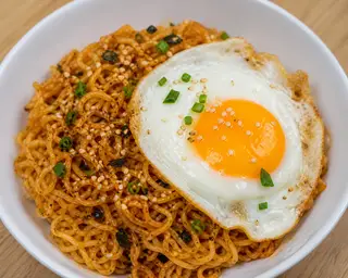 Hình ảnh Mỳ trộn trứng ốp 