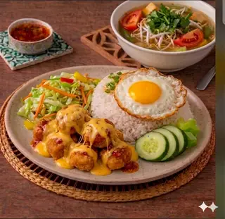 Hình ảnh Cơm gà miếng sốt phô mai + Trứng ốp