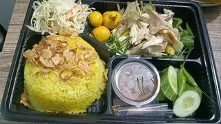 Hình ảnh Cơm Gà Xé Trứng Non 