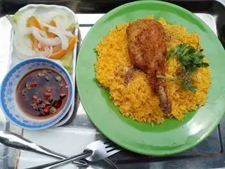 Hình ảnh Cơm chiên gà rán đùi tỏi