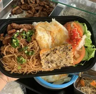 Hình ảnh cơm tấm thịt nướng phần đầy đủ