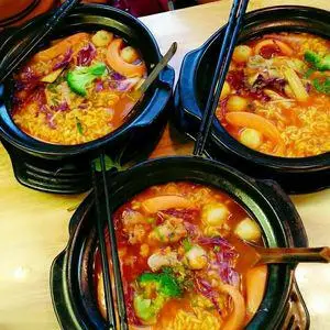 Hình ảnh Mì kim chi xúc xích cá viên