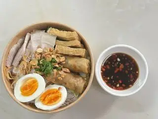Hình ảnh Bún nước tương - thịt luộc, lòng đào