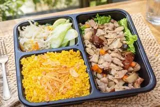 Hình ảnh Cơm rang gà sốt nấm
