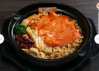 Hình ảnh Mì lẩu thái cá hồi