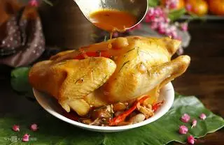 Hình ảnh Nửa con gà hấp mắm nhĩ không chặt