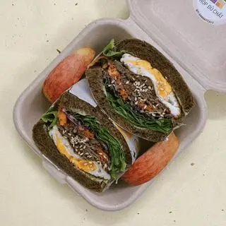 Hình ảnh Bánh mì đen Sandwich bò trứng chảy - Beef & Egg Rye Sandwich