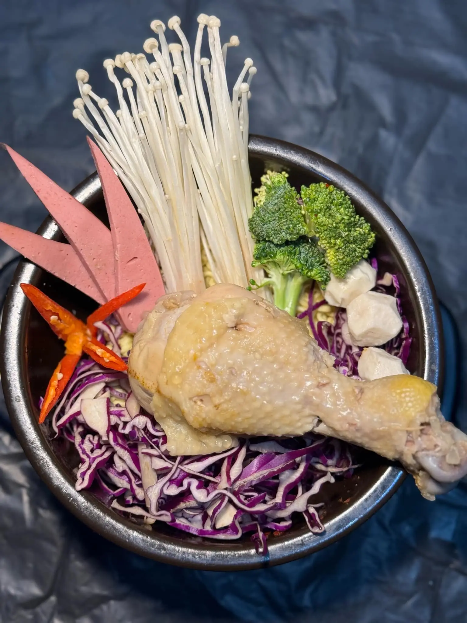 Hình ảnh Mì kim chi đùi gà