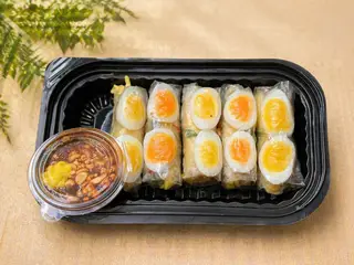 Hình ảnh Bánh tráng cuộn trứng lòng đào