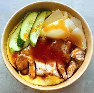 Hình ảnh Mì trộn bò bít tết phủ trứng