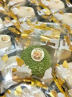 Hình ảnh Bánh dẻo matcha nhân kem trứng muối