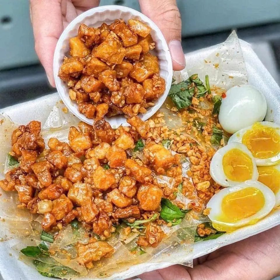 Hình ảnh Bánh Tráng Trộn Satế Tỏi Tó Mỡ & Trứng Lòng Đào