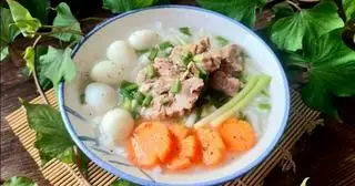 Hình ảnh Bánh canh xương - 5 quả trứng cút