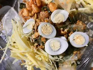 Hình ảnh Bánh tráng trộn mỡ hành 2 trứng cút 