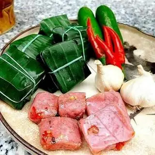 Hình ảnh Nem chua quấn lá ổi