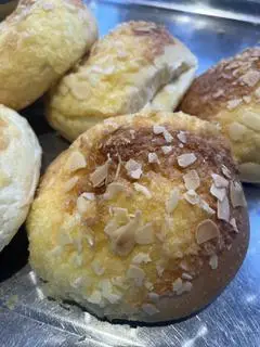 Hình ảnh Bánh Mì Dừa Hạnh Nhân