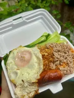Hình ảnh Mì trộn trứng - xúc xích