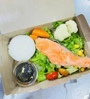 Hình ảnh Cơm trắng + Cá hồi áp chảo sốt chanh dây