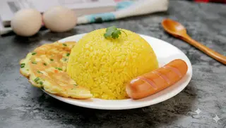 Hình ảnh Cơm chiên trứng xúc xích