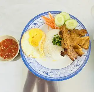Hình ảnh Cơm sườn trứng ốp la + canh súp