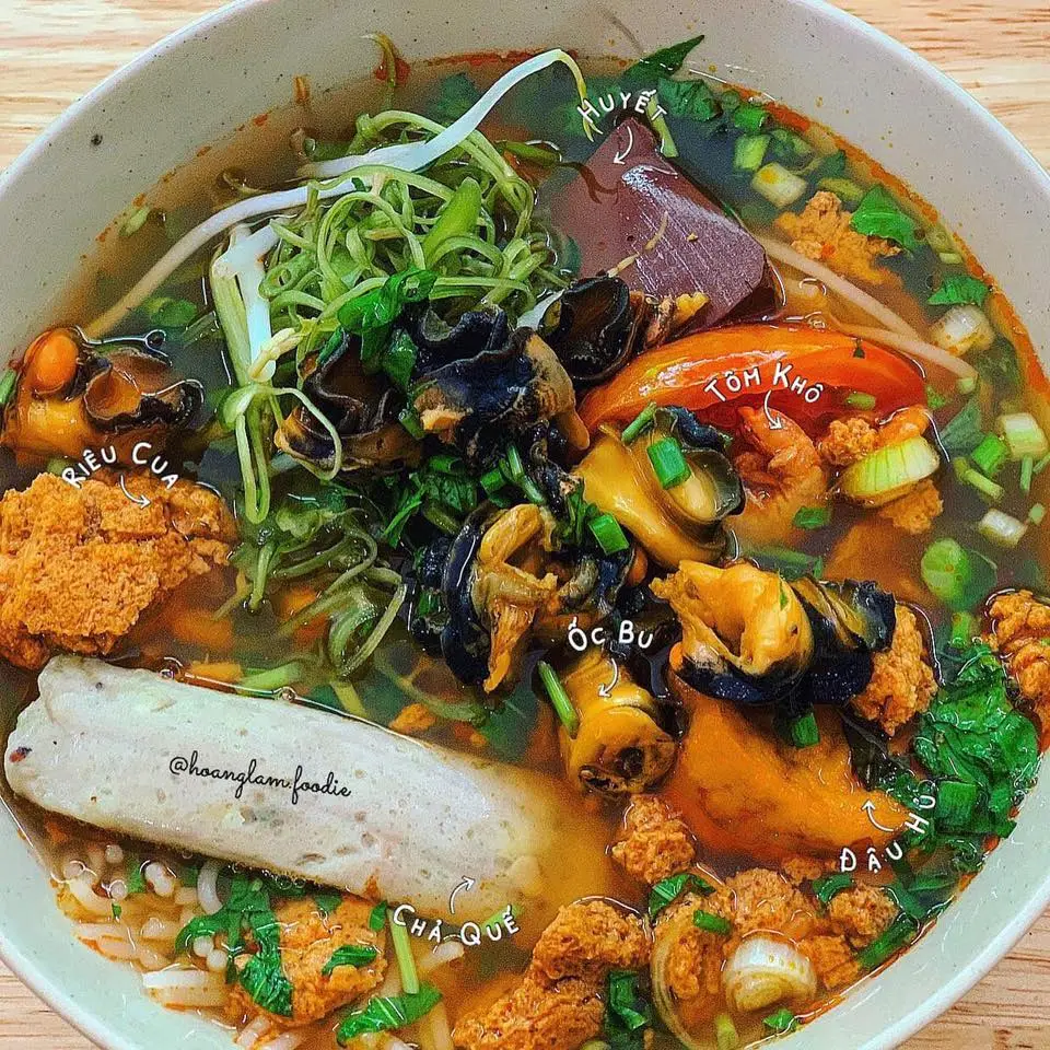 Hình ảnh Bún riêu cua + chả + ốc 