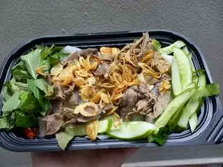 Hình ảnh Bánh ướt gà xé trứng non