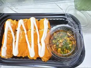 Hình ảnh Bánh tráng cuốn chấm sốt mỡ hành