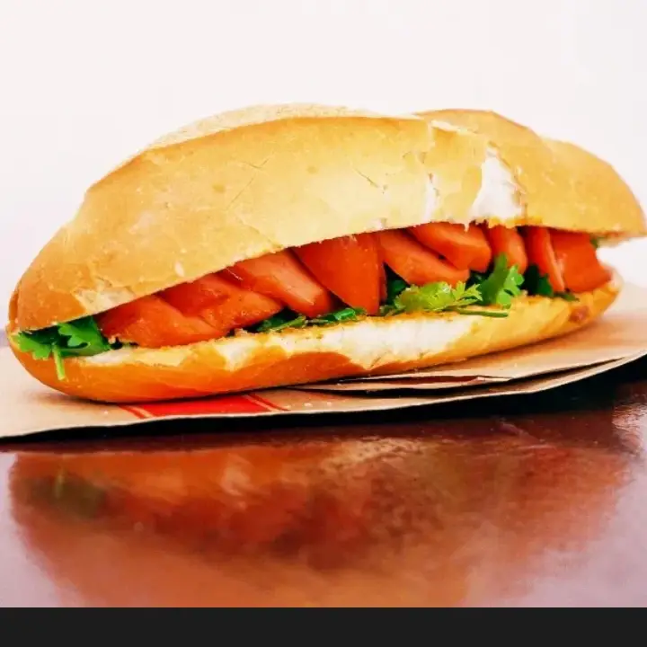 Hình ảnh Bánh mì pate xúc xích trứng 