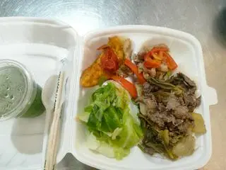 Hình ảnh cơm bò xào+gà xào xả ớt+ đậu xốt