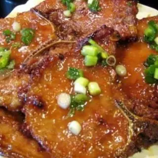 Hình ảnh cơm xườn cốp lết chiên, mở hành