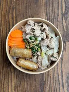 Hình ảnh Bún thịt xào chả giò