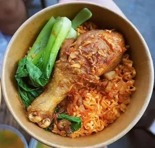 Hình ảnh Mì trộn gà chiên mắm tỏi