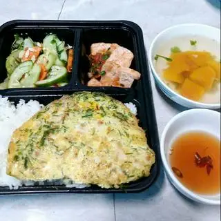 Hình ảnh Cơm chả trứng thịt thì là, giò chả rán (hoặc đậu sốt cà chua)
