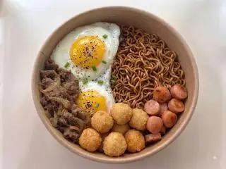Hình ảnh Mì trộn thập cẩm trứng - bò - cá viên - xúc xích
