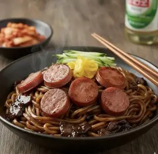 Hình ảnh Mì sốt tương đen xúc xích