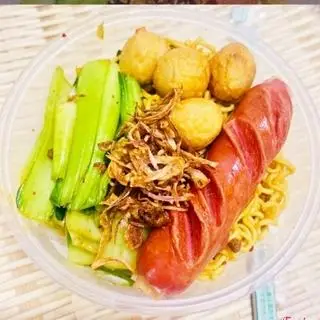 Hình ảnh Mì Trộn Indomie _ 5 viên Bò Viên + 1 ốp la ( 1 gói )